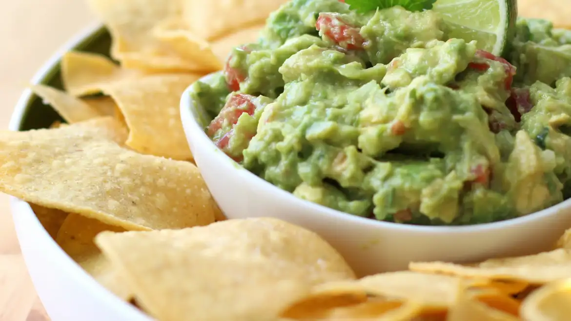 Handmade Chunky Guacamole with Crispy Chips